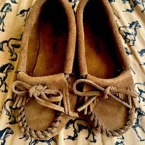 VGUC size 11 Minnetonka toddler/child shoes/slippers.